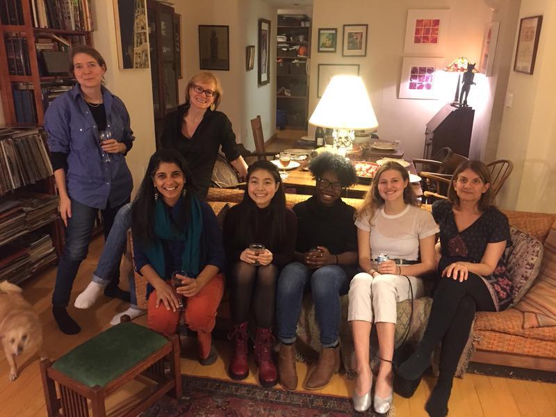 吉娜·吉奥弗里多(左前), 剧作家和前百年学者)和Shayoni Mitra(右前), bet8登录戏剧教授)与学者和项目主管共进晚餐.